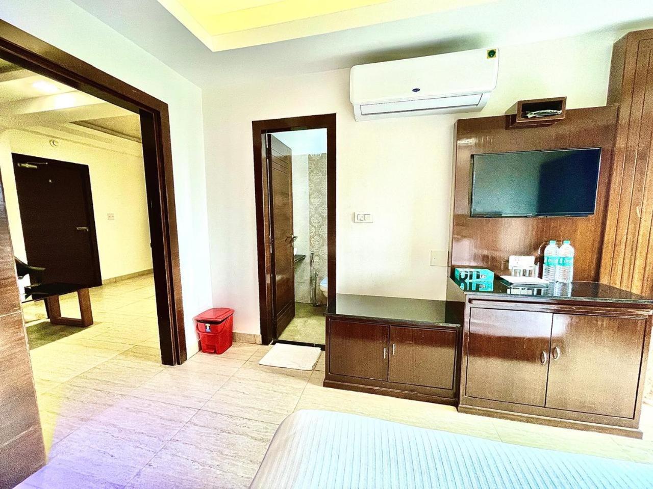 Gr Palace, In Front Of Sea-Beach With Breakfast, Swimming-Pool, Fully Air-Conditioned, Hotel With Parking Availability Puri Buitenkant foto