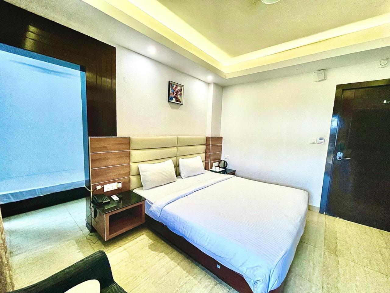 Gr Palace, In Front Of Sea-Beach With Breakfast, Swimming-Pool, Fully Air-Conditioned, Hotel With Parking Availability Puri Buitenkant foto