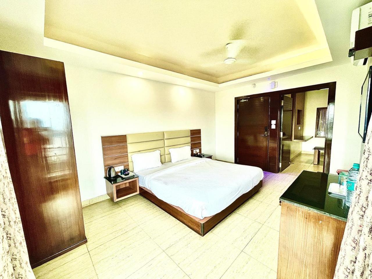 Gr Palace, In Front Of Sea-Beach With Breakfast, Swimming-Pool, Fully Air-Conditioned, Hotel With Parking Availability Puri Buitenkant foto