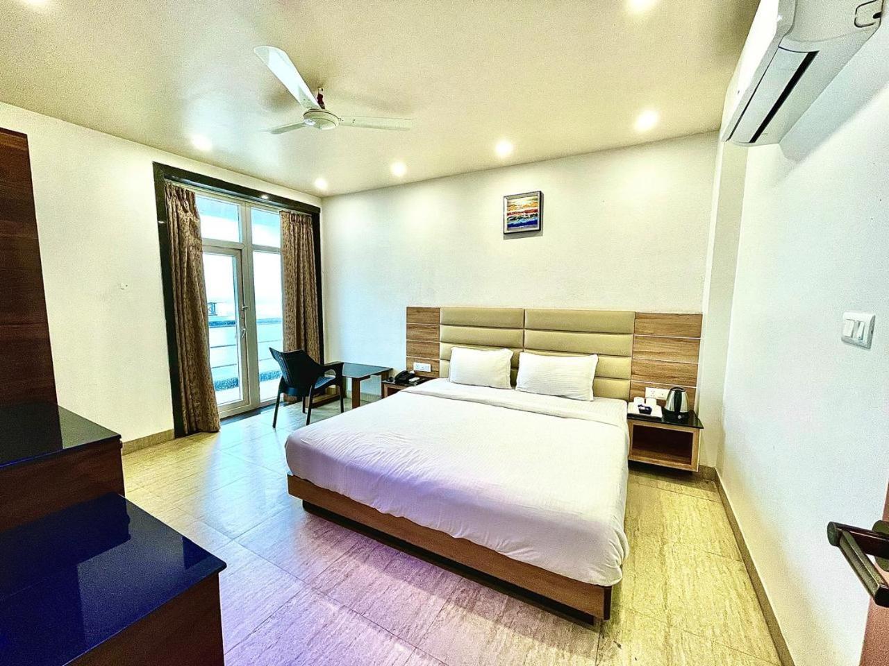 Gr Palace, In Front Of Sea-Beach With Breakfast, Swimming-Pool, Fully Air-Conditioned, Hotel With Parking Availability Puri Buitenkant foto