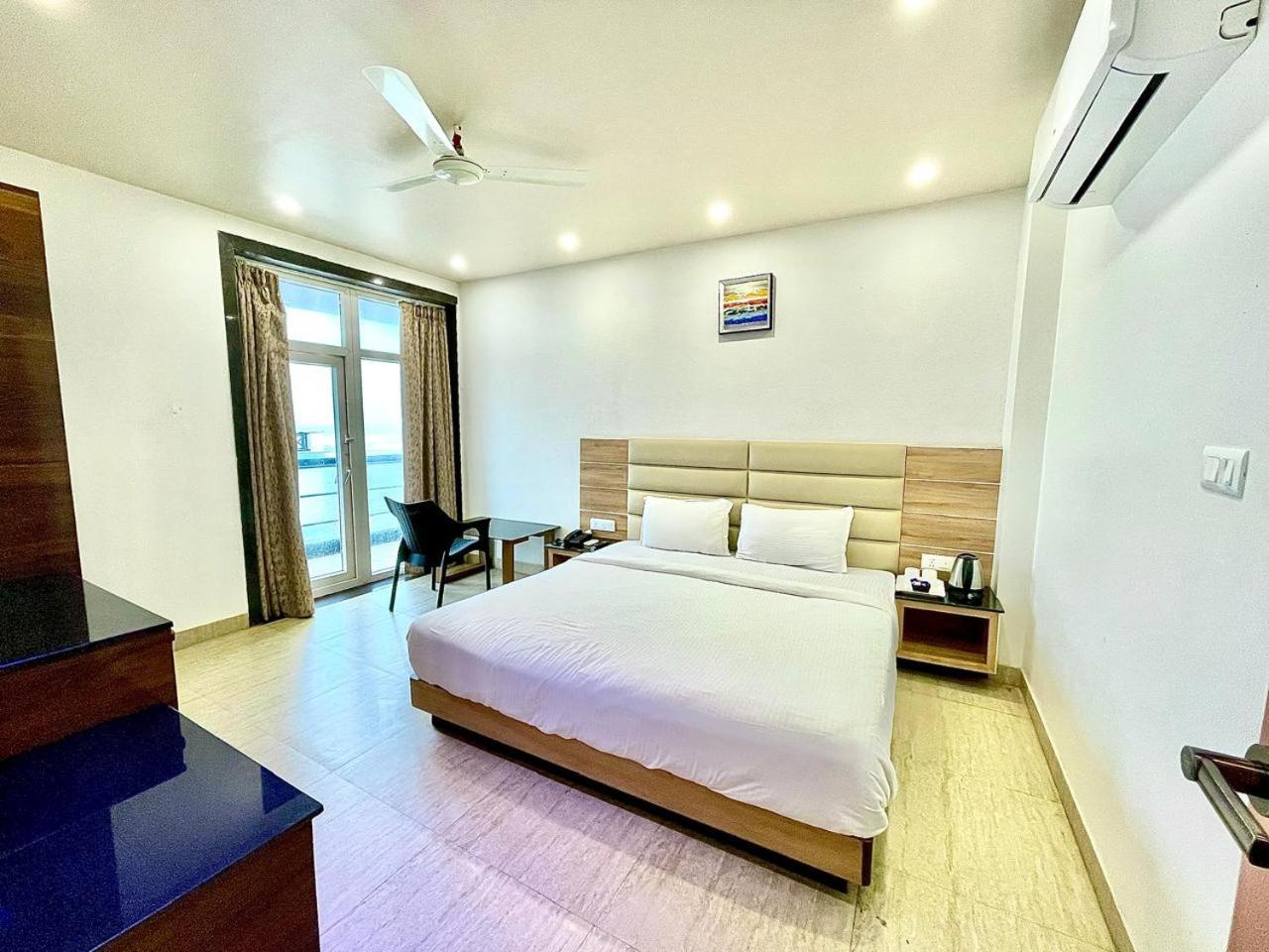 Gr Palace, In Front Of Sea-Beach With Breakfast, Swimming-Pool, Fully Air-Conditioned, Hotel With Parking Availability Puri Buitenkant foto