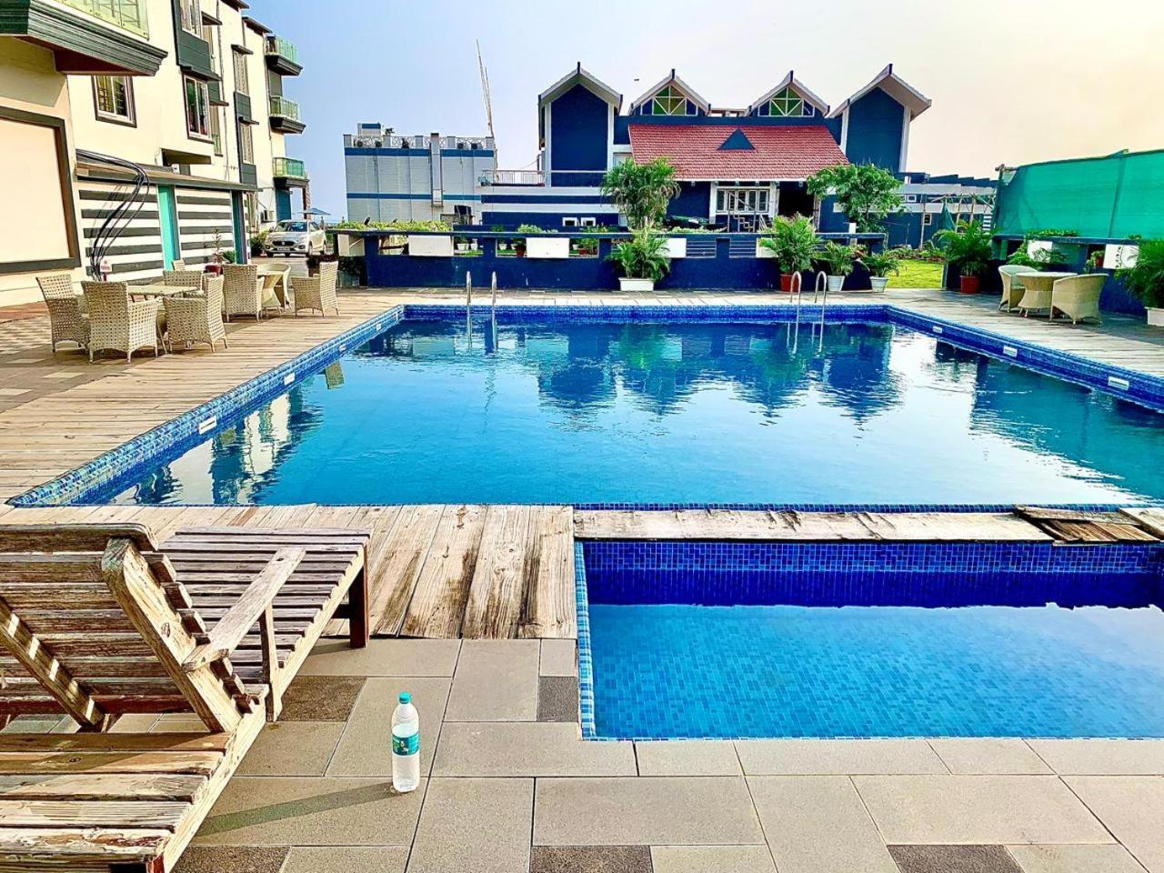 Gr Palace, In Front Of Sea-Beach With Breakfast, Swimming-Pool, Fully Air-Conditioned, Hotel With Parking Availability Puri Buitenkant foto