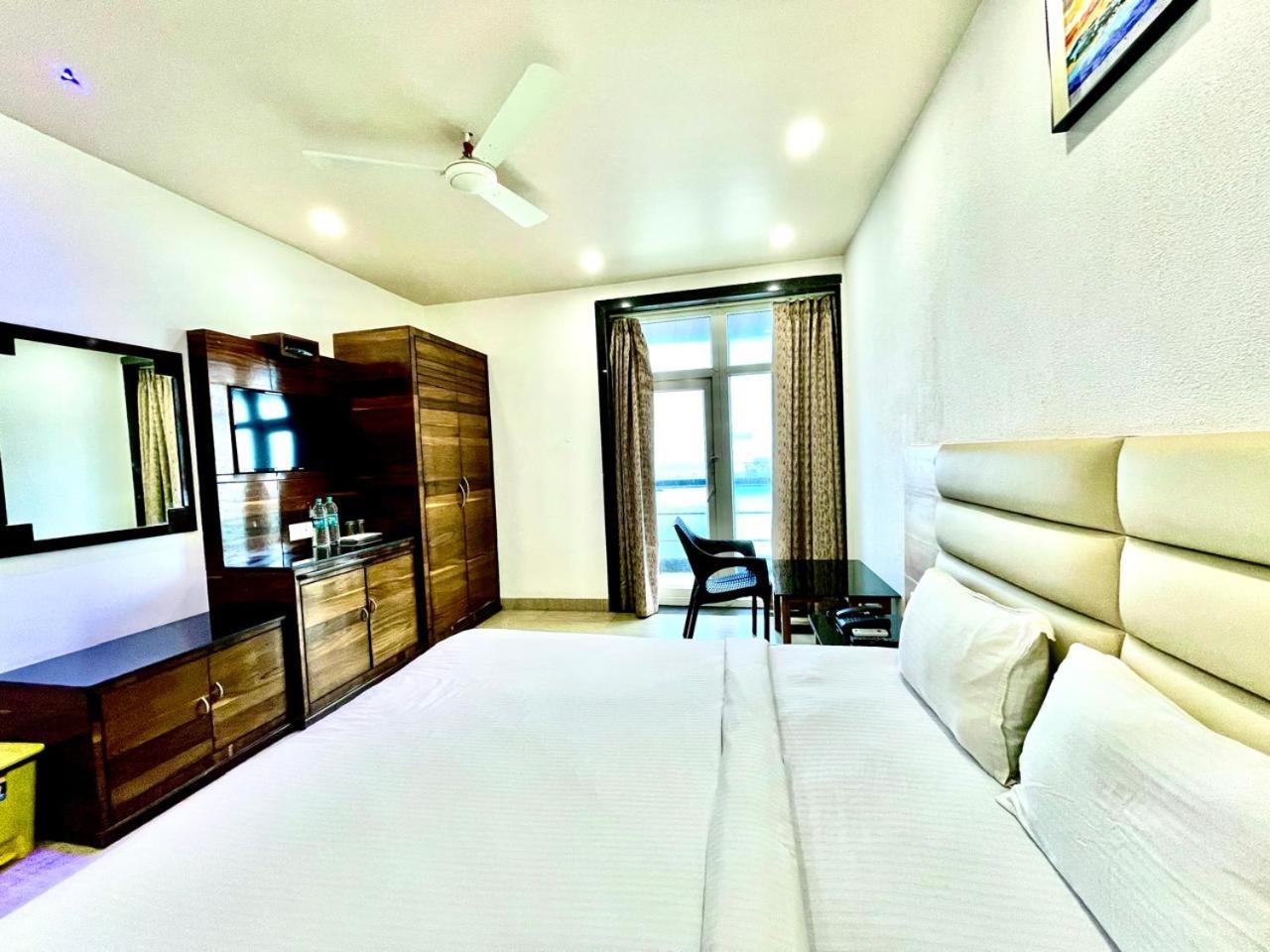 Gr Palace, In Front Of Sea-Beach With Breakfast, Swimming-Pool, Fully Air-Conditioned, Hotel With Parking Availability Puri Buitenkant foto