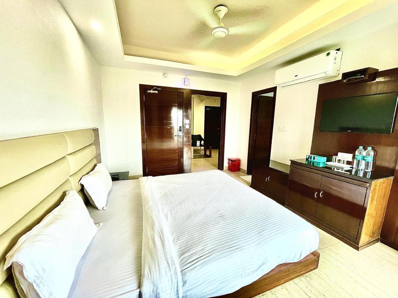 Gr Palace, In Front Of Sea-Beach With Breakfast, Swimming-Pool, Fully Air-Conditioned, Hotel With Parking Availability Puri Buitenkant foto
